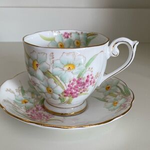 EUC VTG BELL FINE CHINA TEACUP AND SAUCER IN A BEAUTIFUL LIGHT COLOURED FLORALS